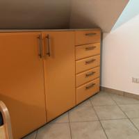 Armadio con cassettiera e cassettone con ruote