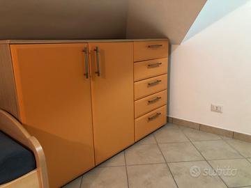 Armadio con cassettiera e cassettone con ruote