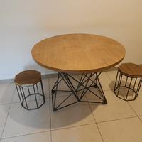 tavolo con due sgabelli 