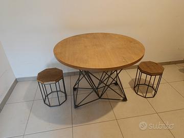 tavolo con due sgabelli 