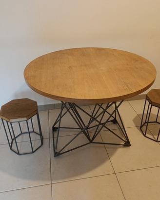 tavolo con due sgabelli 