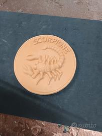 freggio da parete in terracotta grezza 