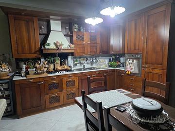 Cucina in legno ben tenuta