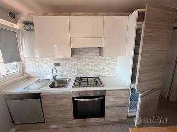 Cucina, 2 tavoli e carrello