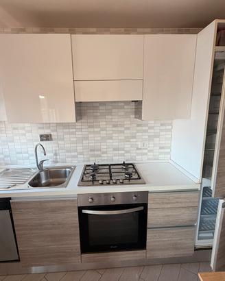 Cucina, 2 tavoli e carrello