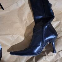 Stivali a punta in pelle nera, tacco sottile t.37