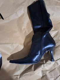 Stivali a punta in pelle nera, tacco sottile t.37