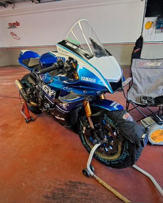 R1 sia pista che strada