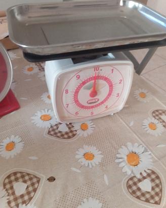 bilancia con logo pubblicità 