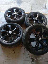 4 Cerchi Nissan Juke misura 17, uno leggermente gr
