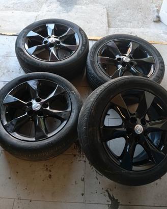 4 Cerchi Nissan Juke misura 17, uno leggermente gr