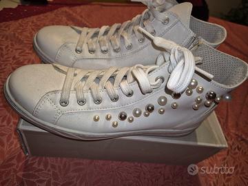 scarpe con lacci bianche con perle in pelle