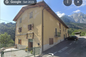 Casa indipendente (con locale commerciale)