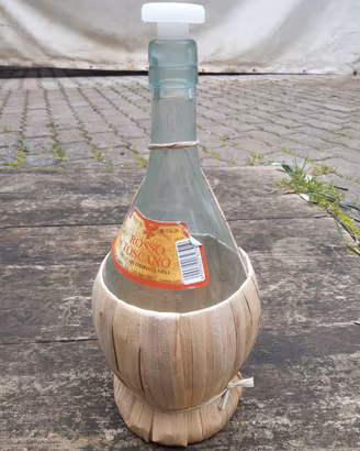 Fiasca in vetro con basamento in paglia