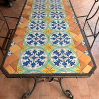 Tavolo in ferro battuto ceramicato