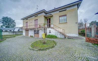 VILLA SINGOLA SU UN PIANO!