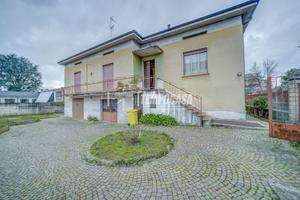 VILLA SINGOLA SU UN PIANO!