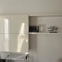 Credenza sospesa moderna