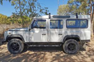 Defender 110 del 2006 - 9 posti - 205.000 km