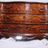 Como' in noce e radica di noce, 3 cassetti '700