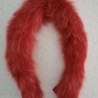 Collo in pelliccia vera tinta di rosso 