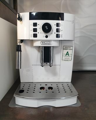 De Longhi "Magnifica S"