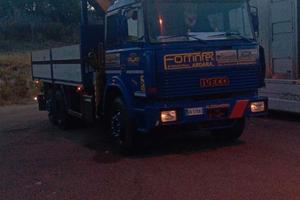 Iveco 190 26 con gru
