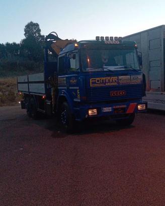 Iveco 190 26 con gru
