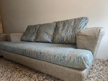 Due divani tre posti cadauno