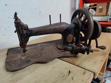 Antica Macchina da Cucire Singer a Manovella