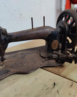 Antica Macchina da Cucire Singer a Manovella