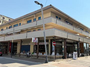 Immobile con bar gelateria