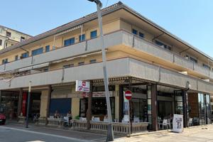 Immobile con bar gelateria