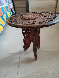 Sgabello scolpito in legno