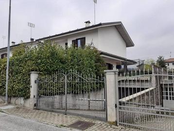 Immobile in asta di 233 m² con 5 locali e box auto