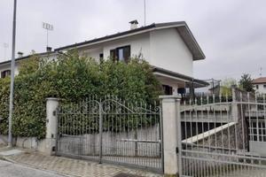 Immobile in asta di 233 m² con 5 locali e box auto
