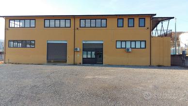 Capannone con piazzale