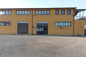 Capannone con piazzale