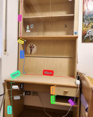 Scrivania con mobile libreria