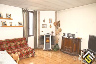 Accogliente Dimora con Giardino e Doppio Deposito