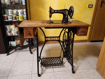 Macchina da cucire d'antiquariato con mobile.