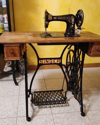 Macchina da cucire d'antiquariato con mobile.