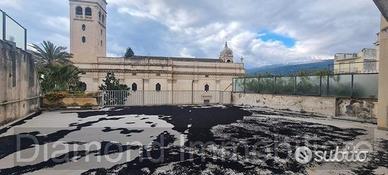 Due appartamenti con piano ammezzato a fiumefreddo