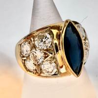 Anello d’oro a fascia con diamanti e zaffiro