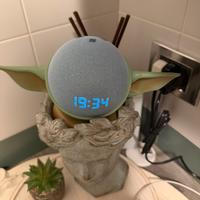 Echo Dot Alexa 4ª Gen + Supporto Baby Yoda