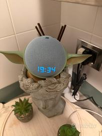 Echo Dot Alexa 4ª Gen + Supporto Baby Yoda