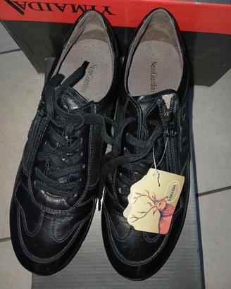scarpe uovo n.41  in pelle nera .Ditt.Neri Fiardin