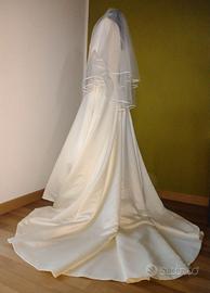 Abito da Sposa con Velo, eleganza in avorio