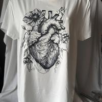 Maglietta bianca disegno fiori e cuore anatomico