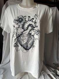 Maglietta bianca disegno fiori e cuore anatomico
